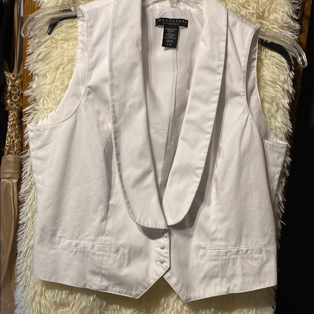 Apostrophe Women’s White Sleeveless Vest. Size LG